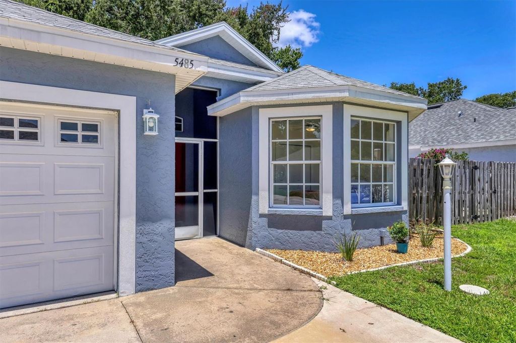 Image 4 of property listing at 5485 ASHTON MANOR DRIVE, Sarasota, FL 34233