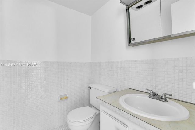 714 NE 10th St 307, Hallandale Beach, FL 33009