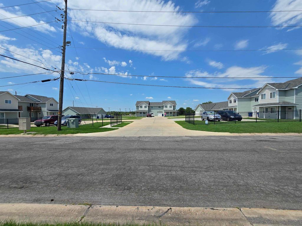 3254 E 26th St North, Wichita, KS 67220