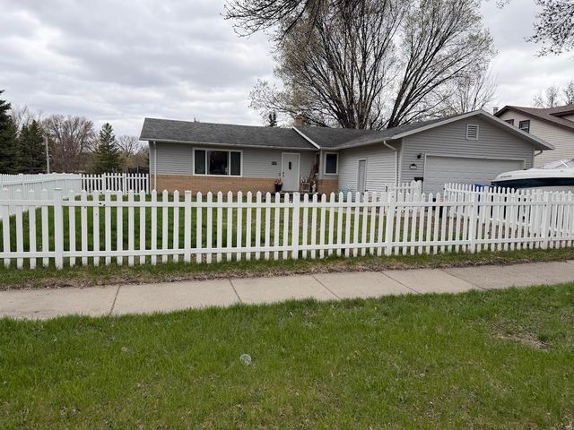 102 21st Avenue N, Fargo, ND 58102