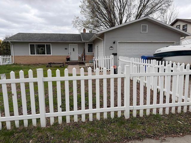 102 21st Avenue N, Fargo, ND 58102