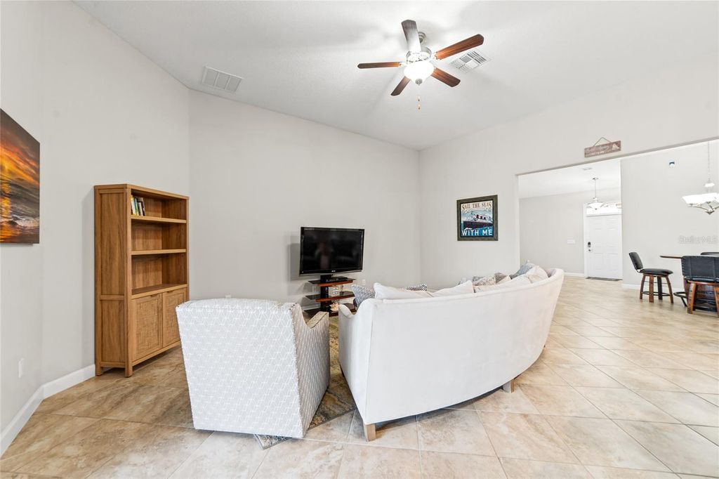 Image 11 of property listing at 9912 SMARTY JONES DRIVE, Ruskin, FL 33573