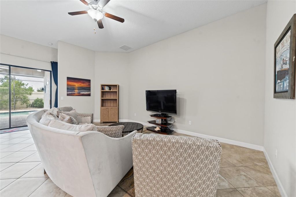 Image 9 of property listing at 9912 SMARTY JONES DRIVE, Ruskin, FL 33573