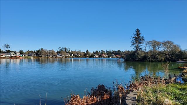 672 SE Mount Olympus Avenue, Ocean Shores, WA 98569