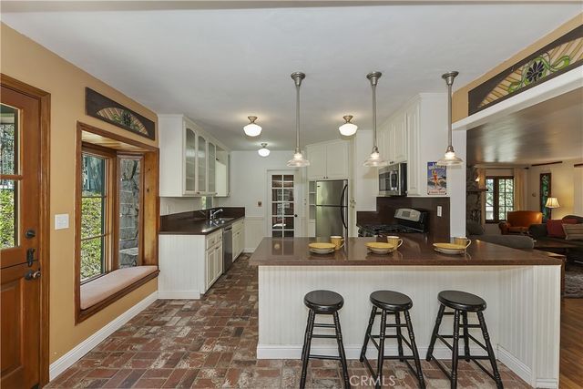 242 Holiday Drive, Lake Arrowhead, CA 92352