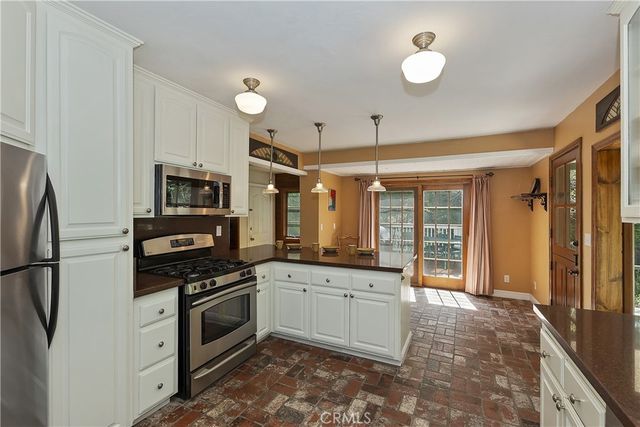 242 Holiday Drive, Lake Arrowhead, CA 92352