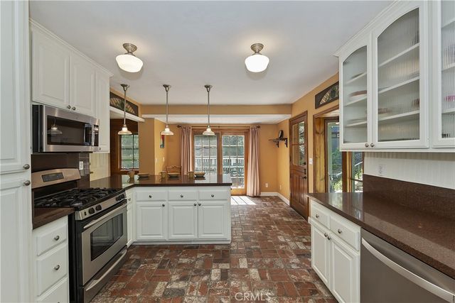 242 Holiday Drive, Lake Arrowhead, CA 92352