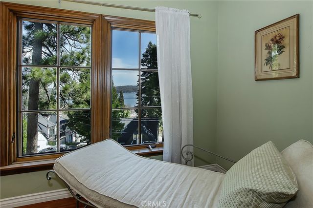 242 Holiday Drive, Lake Arrowhead, CA 92352