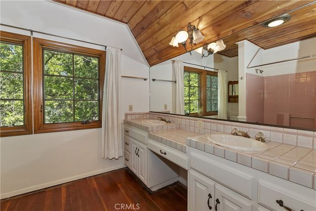 242 Holiday Drive, Lake Arrowhead, CA 92352