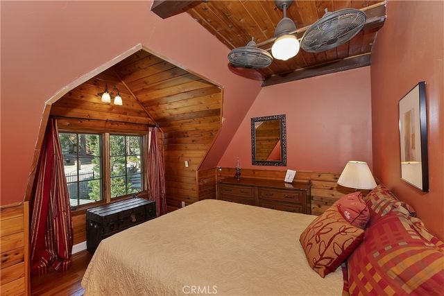 242 Holiday Drive, Lake Arrowhead, CA 92352