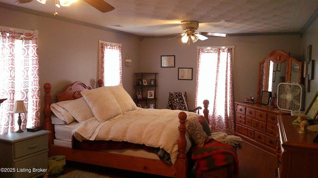 2568 Holy Cross Rd, New Haven, KY 40051