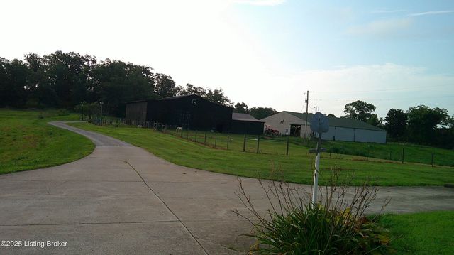2568 Holy Cross Rd, New Haven, KY 40051