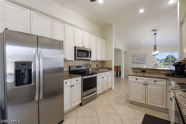 2534 NE 20th CT, Cape Coral, FL 33909