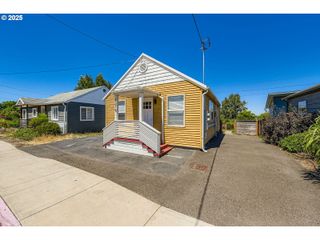 4215 Ne HIGHLAND Ct, Portland, OR 97218