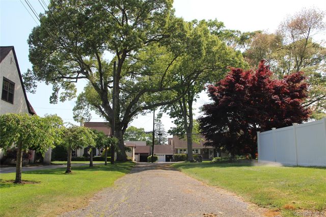 2 Hemlock Court, Bay Shore, NY 11706