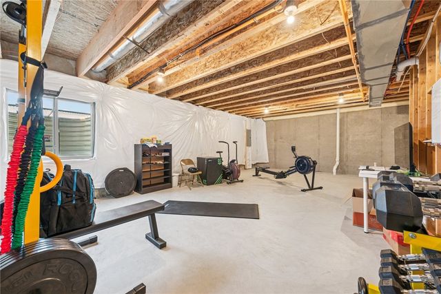 2002 Callaway Dr, Jeannette, PA 15644