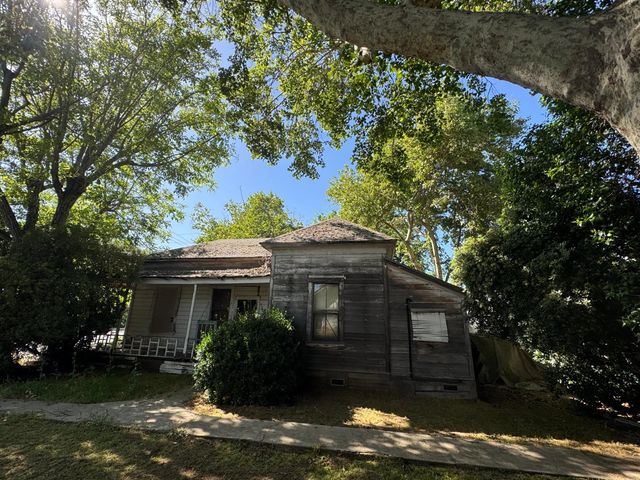 318 Preston Ave, Ione, CA 95640