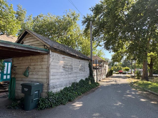 318 Preston Ave, Ione, CA 95640