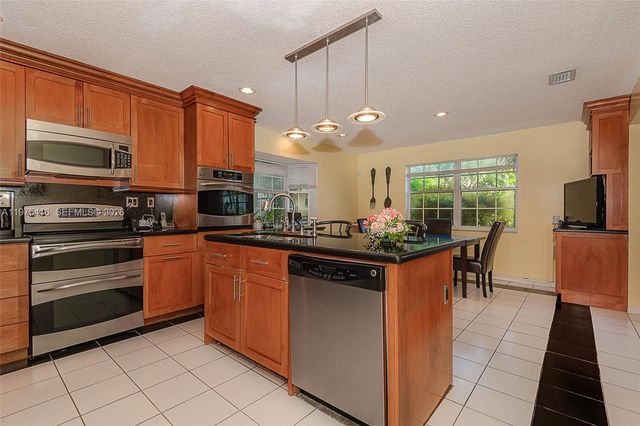 2518 NE 206th Ter, Miami, FL 33180