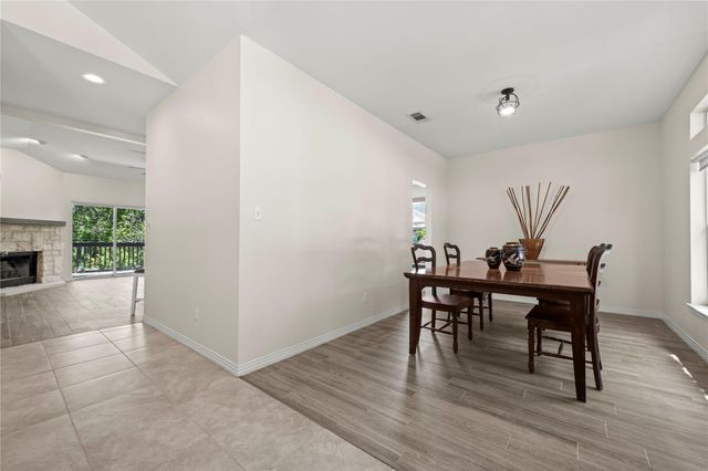 415 Hazeltine DR, Lakeway, TX 78734