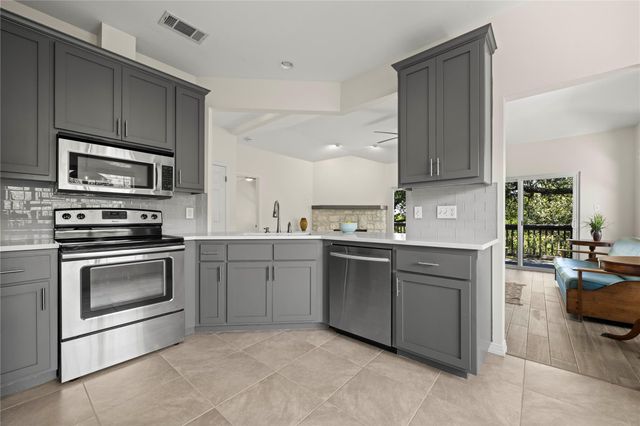 415 Hazeltine DR, Lakeway, TX 78734