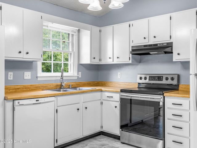 600 Foxfire Circle, Jacksonville, NC 28546