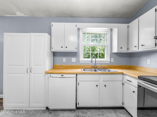 600 Foxfire Circle, Jacksonville, NC 28546