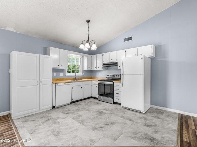 600 Foxfire Circle, Jacksonville, NC 28546