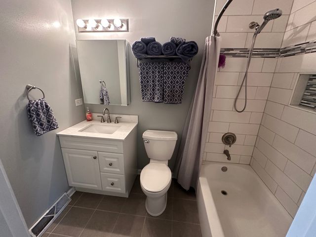 201 Lilac Lane, North Aurora, IL 60542