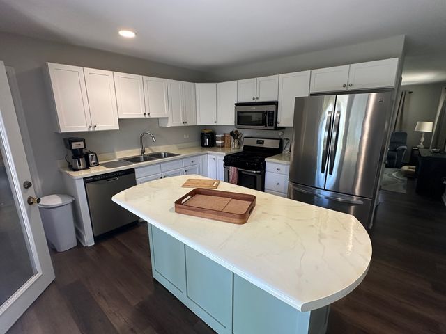 201 Lilac Lane, North Aurora, IL 60542