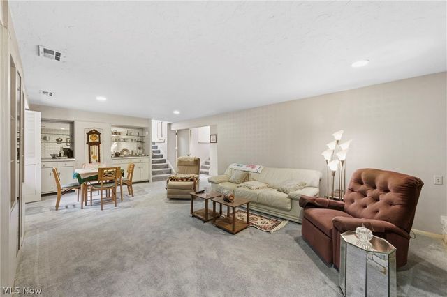 2619 S Green Road, Beachwood, OH 44122