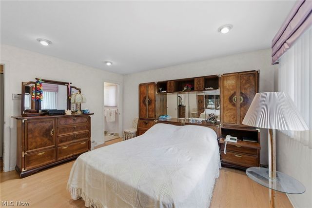 2619 S Green Road, Beachwood, OH 44122