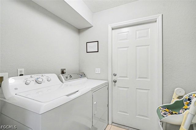 2727 SW 2nd CT, Cape Coral, FL 33914