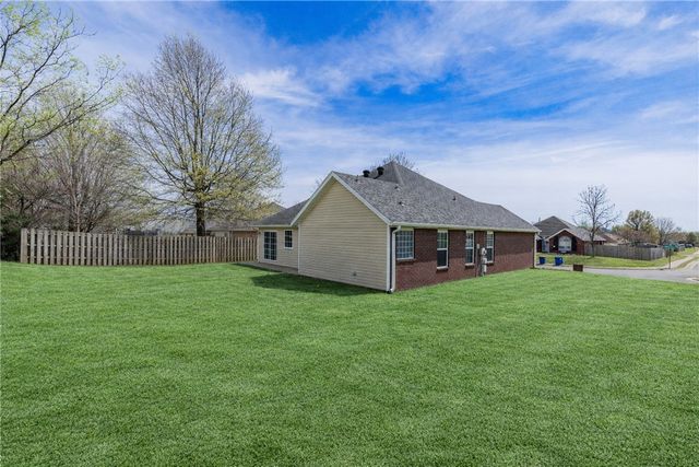 806 Henrietta Place, Lowell, AR 72745