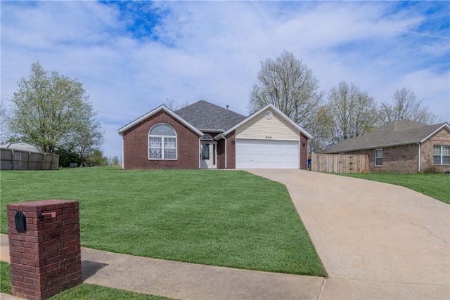 806 Henrietta Place, Lowell, AR 72745