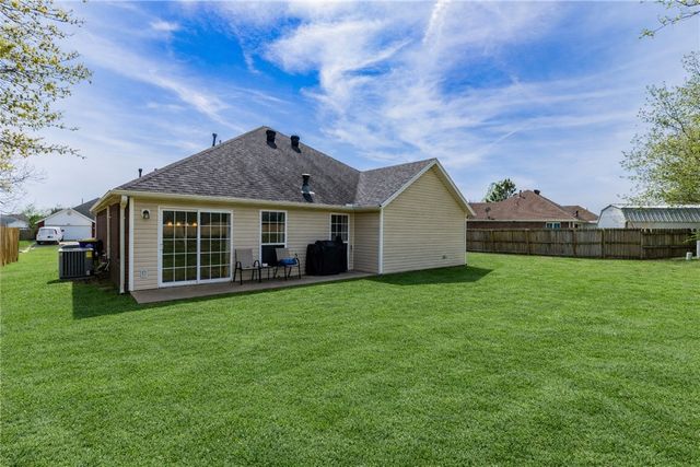 806 Henrietta Place, Lowell, AR 72745