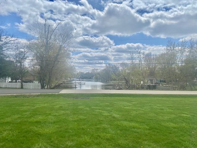 138 Eastwood Avenue, Port Barrington, IL 60010