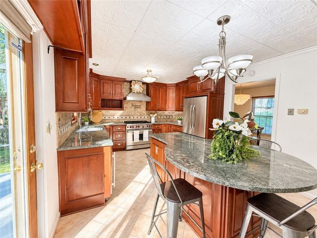 6112 N Strathbury Avenue, Kansas City, MO 64151
