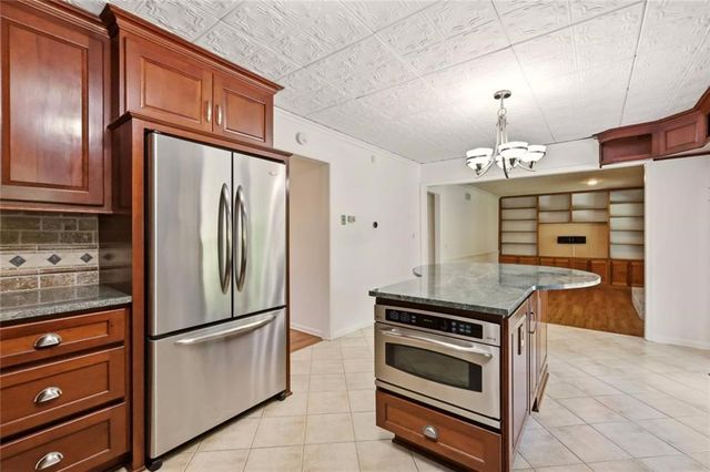 6112 N Strathbury Avenue, Kansas City, MO 64151