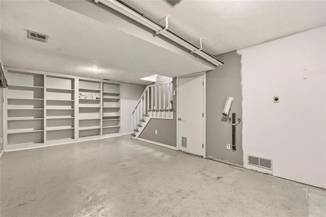6112 N Strathbury Avenue, Kansas City, MO 64151