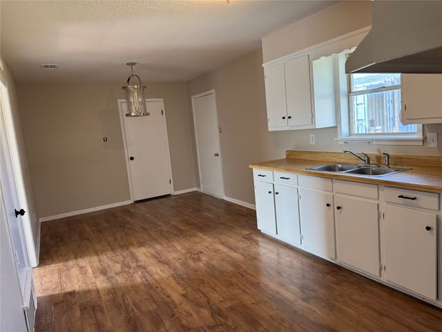 927 S Avenue H, Clifton, TX 76634