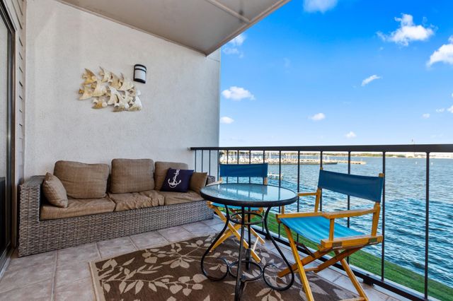 351 Lakeside Lane 204, Houston, TX 77058