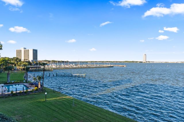 351 Lakeside Lane 204, Houston, TX 77058