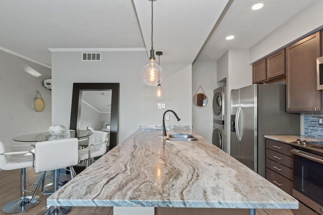 351 Lakeside Lane 204, Houston, TX 77058