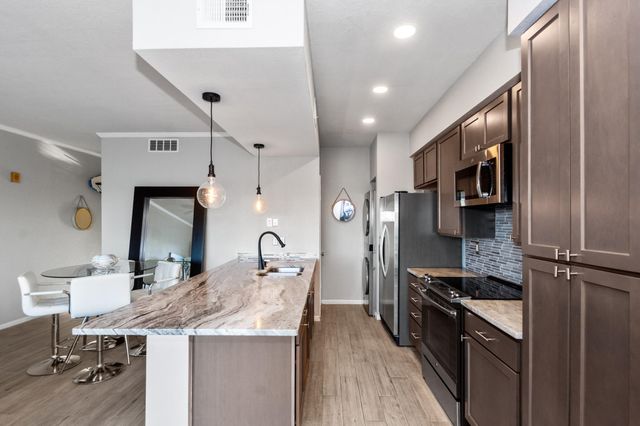 351 Lakeside Lane 204, Houston, TX 77058