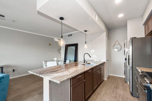 351 Lakeside Lane 204, Houston, TX 77058