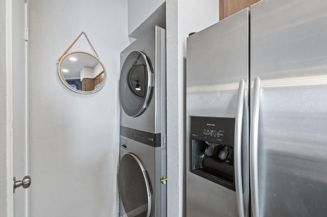 351 Lakeside Lane 204, Houston, TX 77058