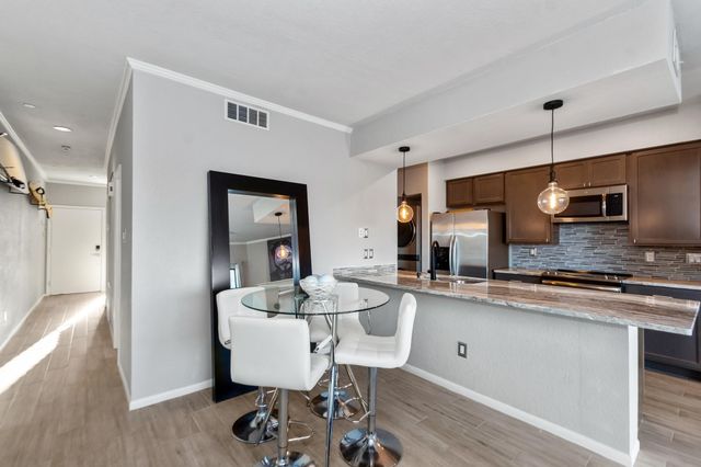 351 Lakeside Lane 204, Houston, TX 77058