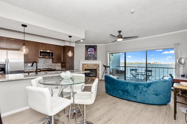 351 Lakeside Lane 204, Houston, TX 77058