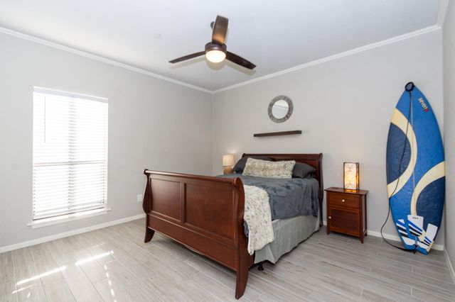 351 Lakeside Lane 204, Houston, TX 77058